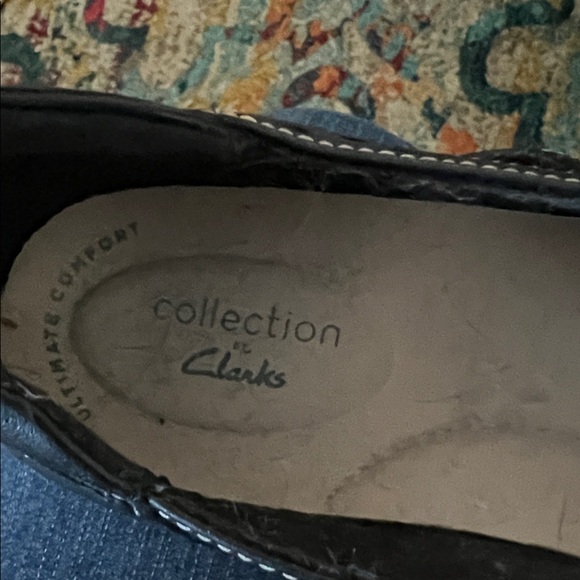 Clarks Women's Black Loafers with White Stitching - Picture 4 of 6